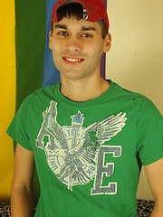 Smooth twink London Sawyer blows his huge load.