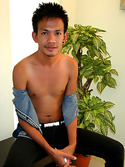 Straight thai stud get nice blowjob from asian gay