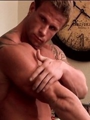 Two muscle hunks jerking off