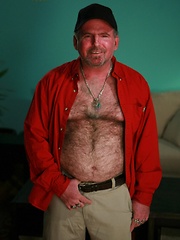 Straight dad David Kavo has a furry body with a perfect round belly
